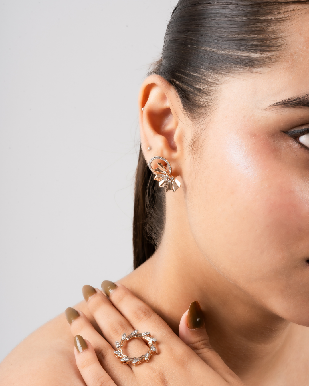 Glossy shine diamond earrings
