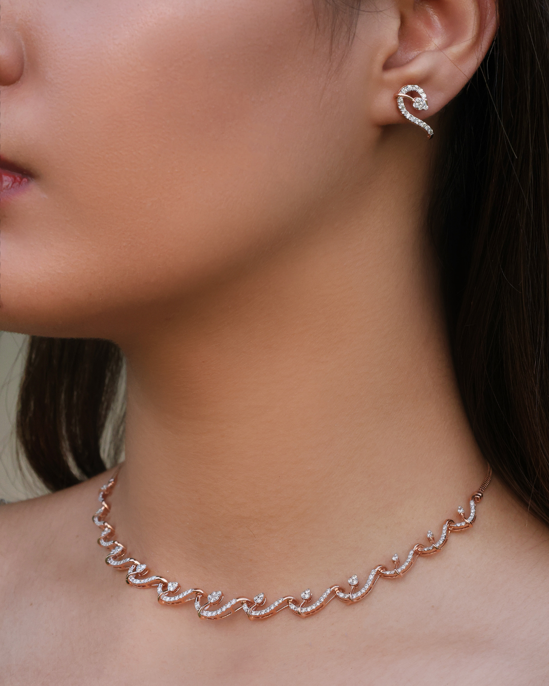 fluid sparkling choker